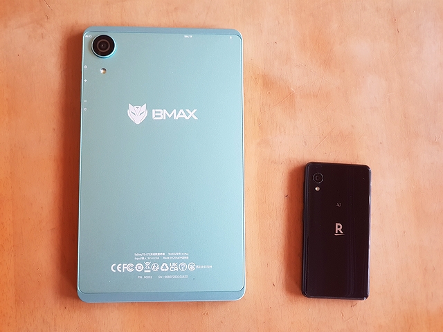 BmaxとRakuten Miniの大きさ比較